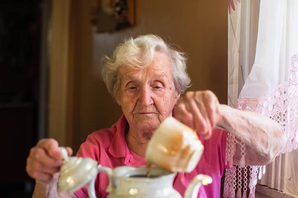 Mutfakta Çay Içen Yaşlı Bir Yaşlı Kadın — Stok fotoğraf