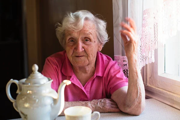 Old Retired Elderly Woman Kitchen Drinking Tea — Stock Photo, Image