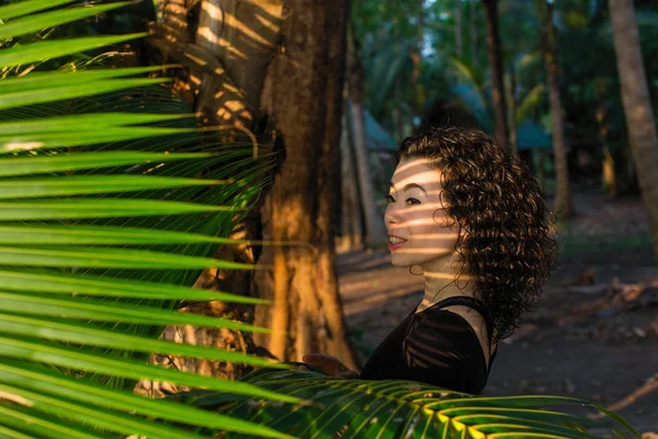 Retrato Mujer Joven Raza Mixta Entre Las Hojas Palmeras —  Fotos de Stock