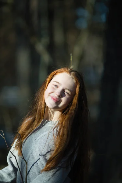 Portret Van Schattige Tiener Meisje Buitenshuis — Stockfoto