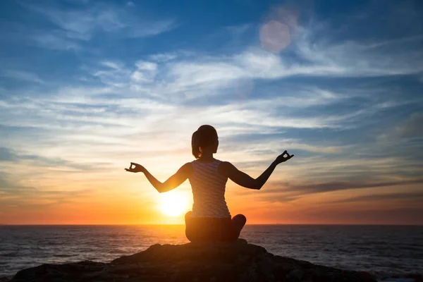 Gün Batımında Sahilde Yoga Uygulamak Siluet Genç Kadın — Stok fotoğraf