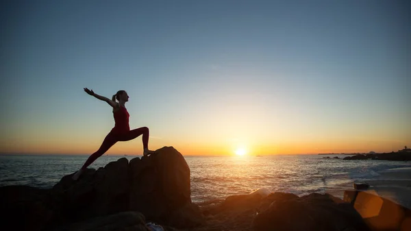 Silhouet Jonge Yoga Vrouw Doet Fitnessoefeningen Het Strand Van Zee — Stockfoto