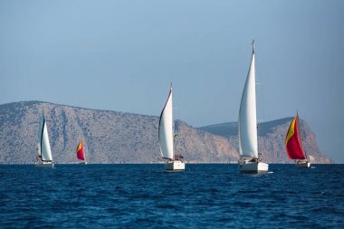 Ege Denizi'nde yelkenli yat tekneleri - Yunanistan. 