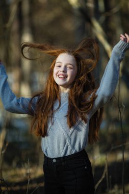 Bir yaz çam ormanında uzun saçlı on üç yaşındaki sıska kız