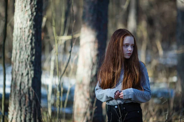 Long Haired Thirteen Year Old Skinny Girl Summer Pine Forest — Stock Photo, Image