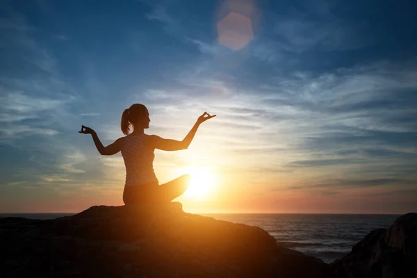 Silhouette Yoga Jeune Femme Sur Plage Mer Beau Coucher Soleil — Photo