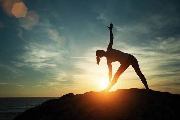 Σιλουέτα Νεαρή Γυναίκα Άσκηση Στην Παραλία Στο Εκπληκτικό Ηλιοβασίλεμα — Φωτογραφία Αρχείου