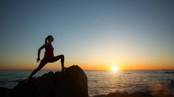 Silueta Mladé Ženy Která Provádí Fitness Cvičení Pláži Při Západu — Stock fotografie