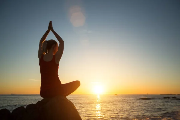 Silhouette Yoga Jeune Femme Sur Plage Coucher Soleil Incroyable — Photo