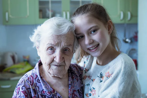一位老年妇女与她心爱的孙女的肖像 — 图库照片