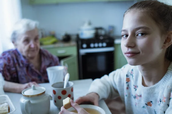 小甜心女孩喝茶与她的祖母 — 图库照片