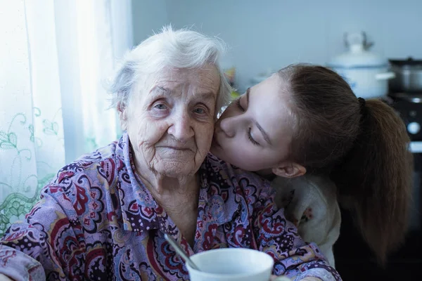 Onun sevgili torunu küçük kız ile yaşlı bir kadın portresi . 