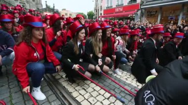 Porto, Portekiz - 7 Mayıs 2019: Cortejo Queima das Fitas sırasında - üniversitelerin Portekizli öğrencilerin yıllık şenlikleri. Mezunlar, fakültelerinin her ikisi de renkte bir şapka ve baston giyerler..