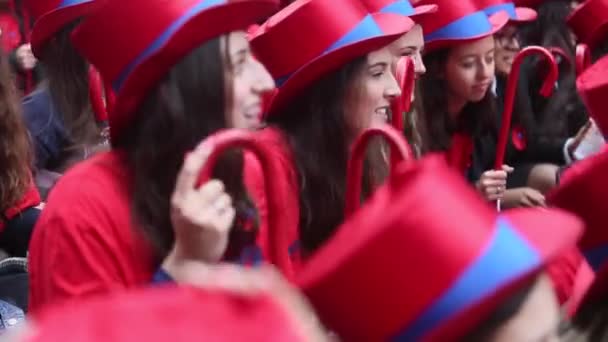 ポルト ポルトガル 2019年5月7日 コルテホ ケイマ フィタスの間に 大学のポルトガルの学生の毎年のお祭り 卒業生はトップハットとウォーキングサトインを着用し 両方の色の教員の色を着用します — ストック動画