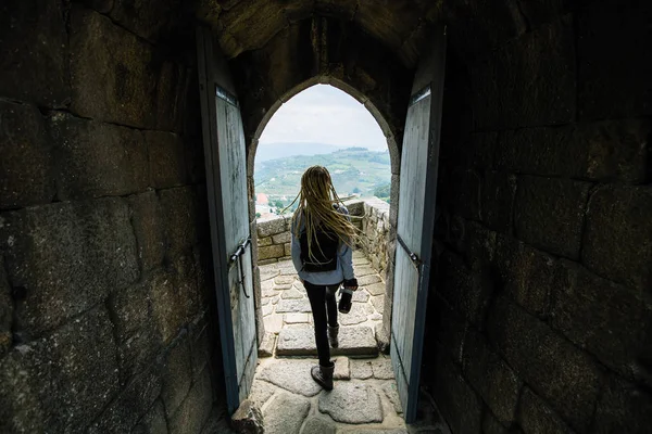 Молодая Женщина Камерой Старой Заброшенной Крепости — стоковое фото