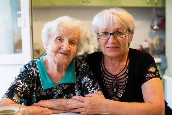 Femme Âgée Avec Fille Adulte Assise Maison Posant Pour Portrait — Photo