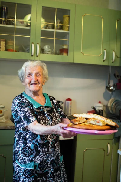 Velha Mulher Cozinha Com Uma Torta Nas Mãos — Fotografia de Stock