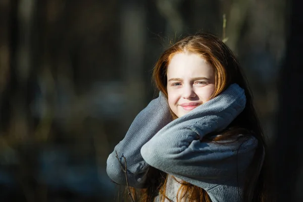 Retrato Uma Menina Ruiva Close Livre — Fotografia de Stock