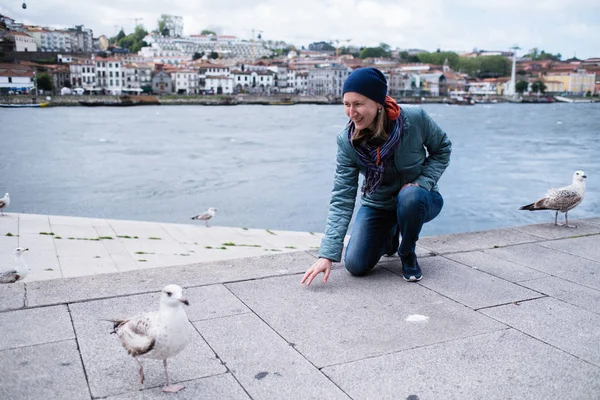 Wanita Muda Antara Burung Camar Tanggul Ribeira Sungai Douro Porto — Stok Foto