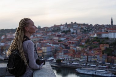 Douro nehri, Porto, Portekiz 'de Ribeira' nın karşısındaki görüş açısına rastlayan rastalı genç kadın..