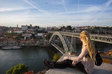 Douro nehri, Porto, Portekiz 'de Dom Luis Köprüsü ve Ribeira' nın karşısındaki görüş noktasında rastalı genç kadın..