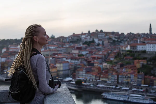 Ung Kvinna Med Dreadlocks Utsiktspunkten Mittemot Ribeira Dourofloden Porto Portugal — Stockfoto