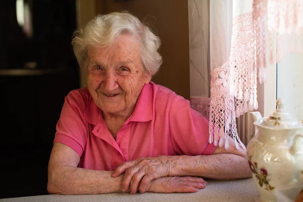 Portrét Starší Ženy Důchodce Sedící Stolu Kuchyni Jeho Domě Stará — Stock fotografie
