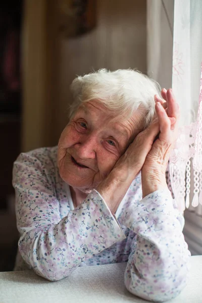 Een Oude Russische Grootmoeder Zit Aan Een Tafel Haar Huis — Stockfoto