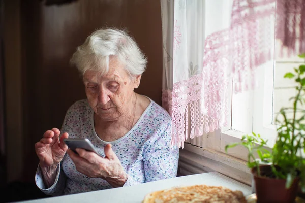 Old Lady Sits Typing Smartphone Elderly People Technology — Stock Photo, Image