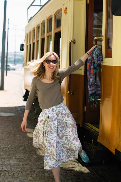 Een Jonge Vrouw Springt Van Voetplank Van Een Oude Tram — Stockfoto