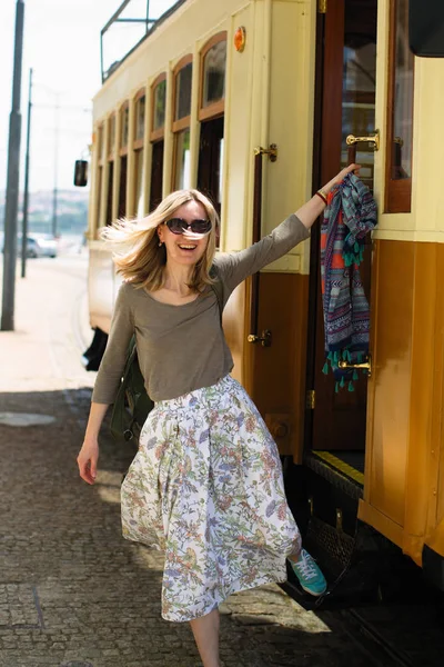 Eine Junge Frau Springt Vom Trittbrett Einer Alten Straßenbahn — Stockfoto