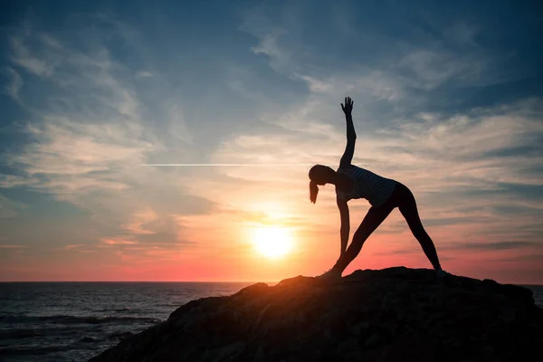 Silhueta Mulher Ioga Fazendo Exercícios Praia Mar Durante Pôr Sol — Fotografia de Stock