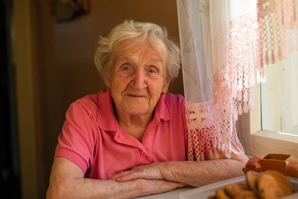 Портрет Пожилой Женщины Глубокими Морщинами Улыбающаяся Бабушка Смотрит Камеру — стоковое фото