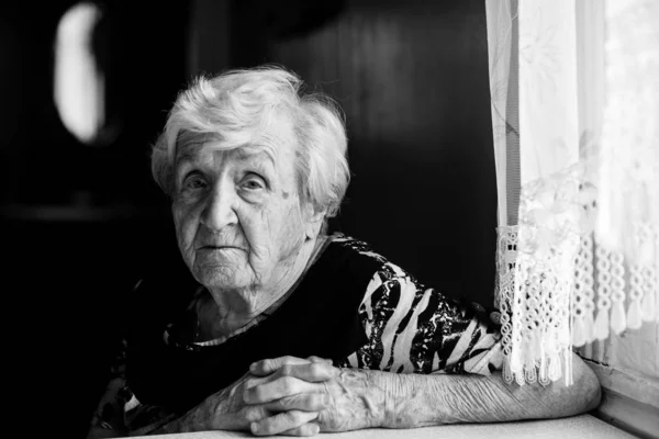 Mulher Idosa Sua Casa Retrato Preto Branco Uma Avó Velha — Fotografia de Stock