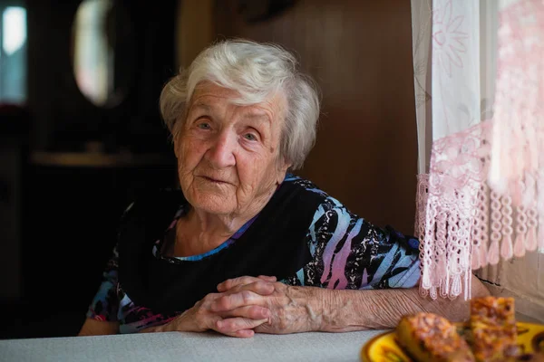 Portret Van Een Bejaarde Vrouw Zijn Huis — Stockfoto