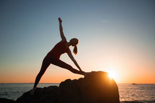 Silueta Mujer Yoga Haciendo Ejercicios Costa Oceánica Durante Suave Puesta —  Fotos de Stock