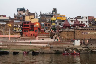 Varanasi, Hindistan - 21 Mar 2018: Sabahın erken saatlerinde kutsal Ganj Nehri kıyısında. Efsaneye göre şehrin yaklaşık 5000 yıl önce Tanrı Shiva tarafından kuruldu.