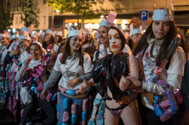 Porto, Portekiz - 28 Ekim 2018: Katılımcılar Porto Center'da geleneksel Cortejo da Latada üniversiteler öğrenci Festivali. Resepsiyona birinci haftası Ekim ayının son günü gerçekleşir.