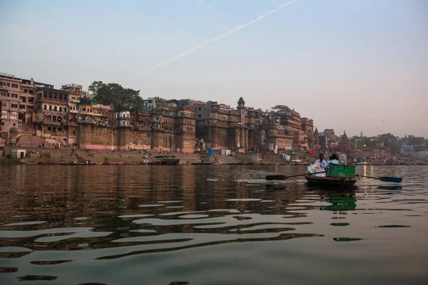 Varanasi India Mar 2018 Barqueros Río Ganga Una Las Ciudades —  Fotos de Stock