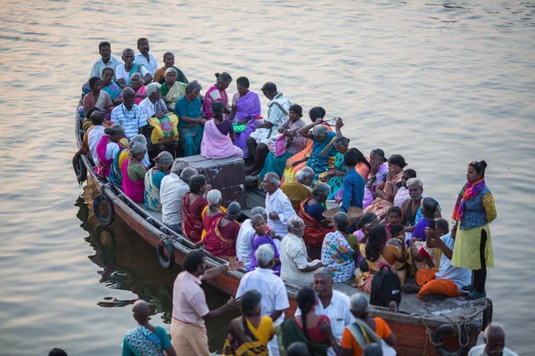 Varanasi India Mar 2018 Zarándokok Hajó Úszó Vizein Szent Folyó — Stock Fotó