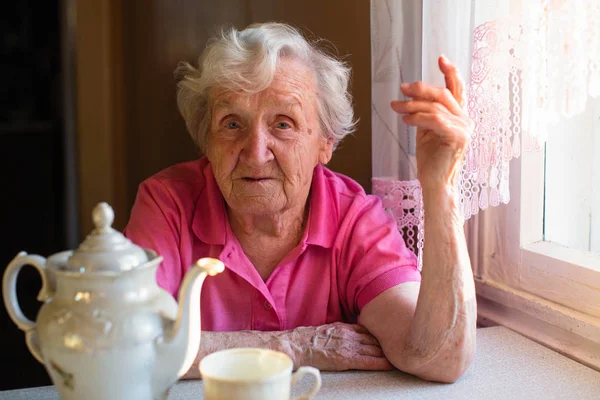 Portrét Starší Ženy Sedící Kuchyňského Stolu — Stock fotografie