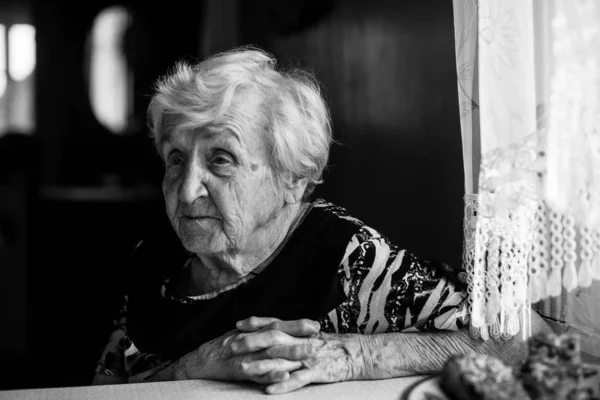 Zwart Wit Portret Van Oudere Vrouw Met Diepe Rimpels Zitten — Stockfoto