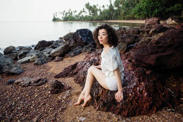 Jonge Aziatische Vrouw Zitten Kust Van Een Tropische Zee Strand — Stockfoto