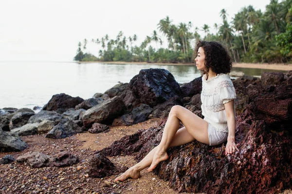 Jovem Mulher Asiática Costa Uma Praia Mar Tropical — Fotografia de Stock