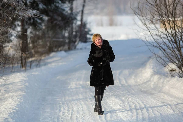 Russische Vrouw Poseren Winter Besneeuwde Park — Stockfoto