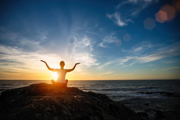 Silhouette Yoga Kvinna Sitter Lotus Position Stranden Fantastisk Solnedgång — Stockfoto