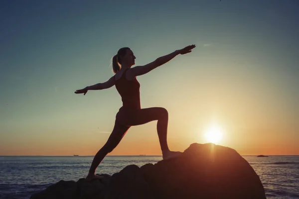 Silhouet Van Vrouw Doet Yoga Oefeningen Aan Zeekust Bij Zonsondergang — Stockfoto