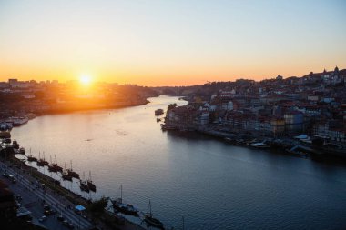 Gün batımında Dom Luis I köprüsünden Douro nehri manzarası, Porto, Portekiz.