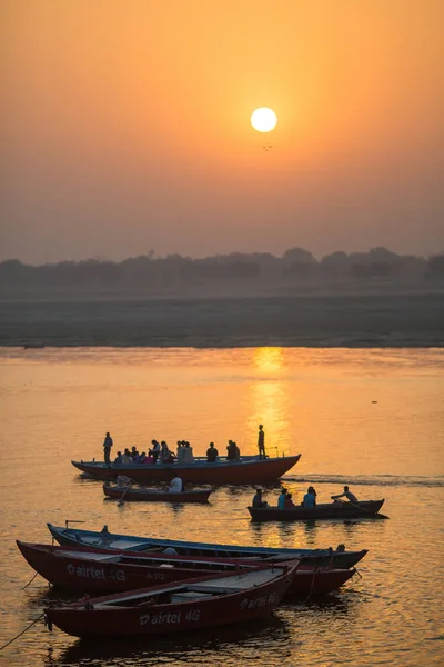 Varanasi Hindistan Mar 2018 Gemide Kutsal Nehir Ganj Sularında Yüzen — Stok fotoğraf