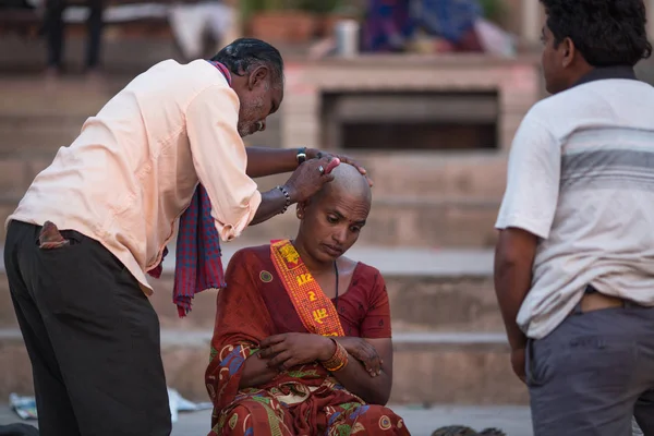 Varanasi Hindistan Mar 2018 Kuaför Hacıların Saçlarını Kesiyor Varanasi Bir — Stok fotoğraf